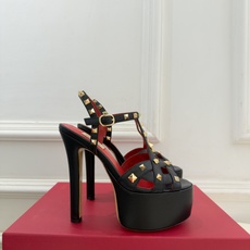 Valentino 华伦天奴 26𝐬𝐬 2026秋冬新品 VT鉚钉防水台高跟凉鞋 上新☑️ ————————————— Valentino 华伦天奴 26𝐬𝐬 2026秋冬新品 VT鉚钉防水台高跟凉鞋 上新☑️ —————————————