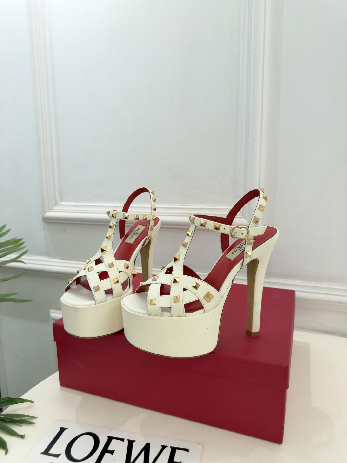 Valentino  华伦天奴 26𝐬𝐬 2026秋冬新品 VT鉚钉防水台高跟凉鞋 上新☑️ —————————————