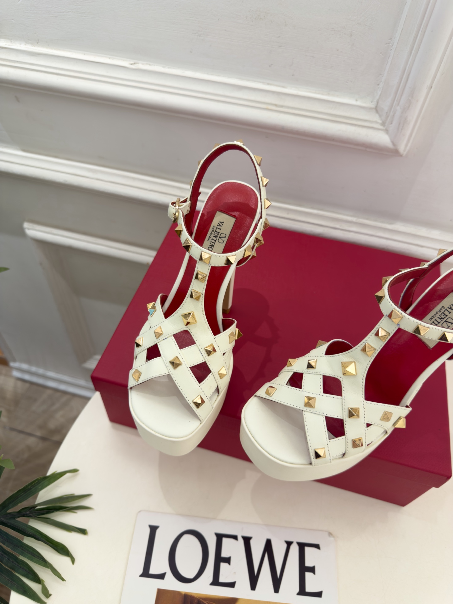 Valentino  华伦天奴 26𝐬𝐬 2026秋冬新品 VT鉚钉防水台高跟凉鞋 上新☑️ —————————————