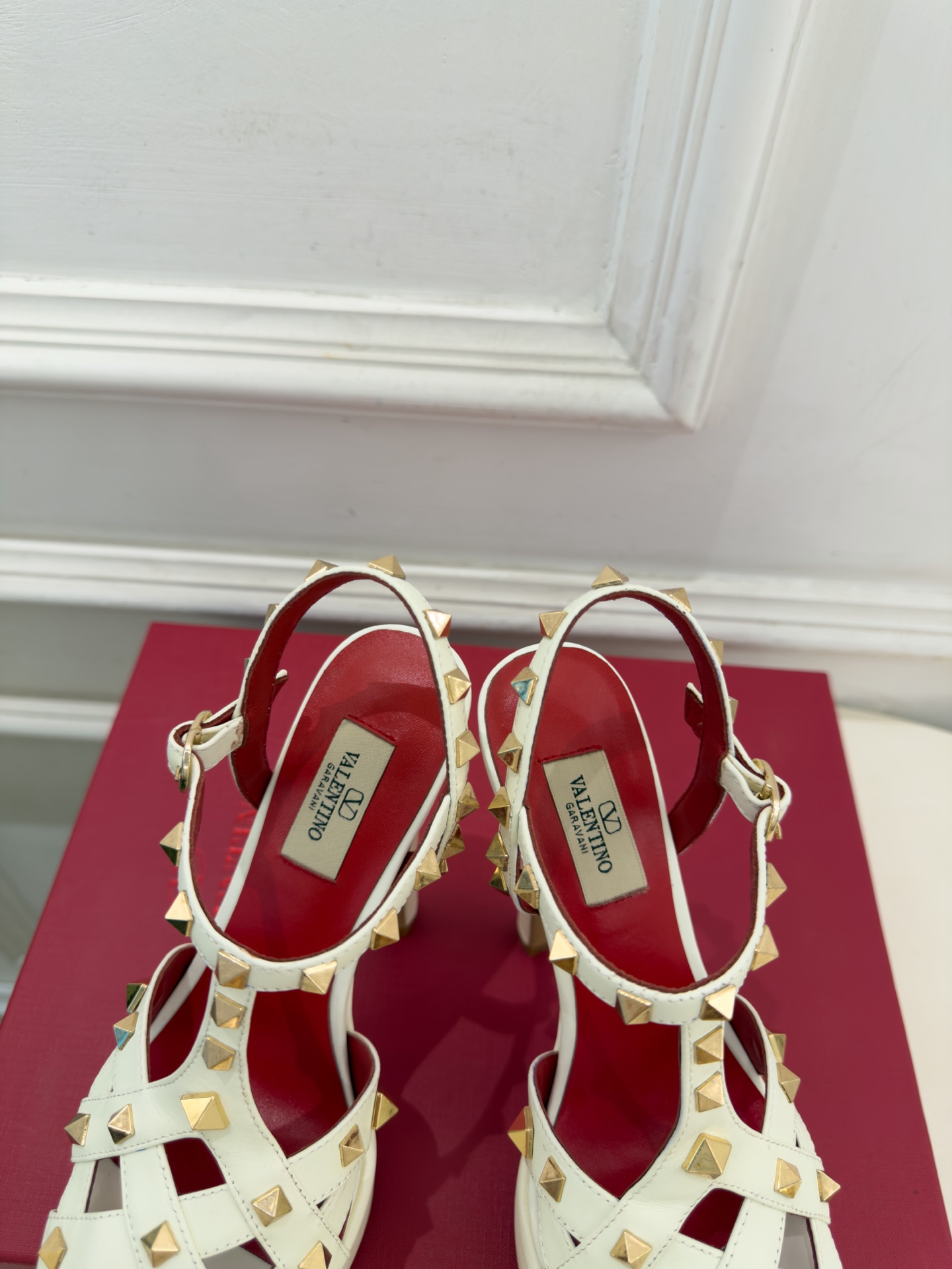 Valentino  华伦天奴 26𝐬𝐬 2026秋冬新品 VT鉚钉防水台高跟凉鞋 上新☑️ —————————————