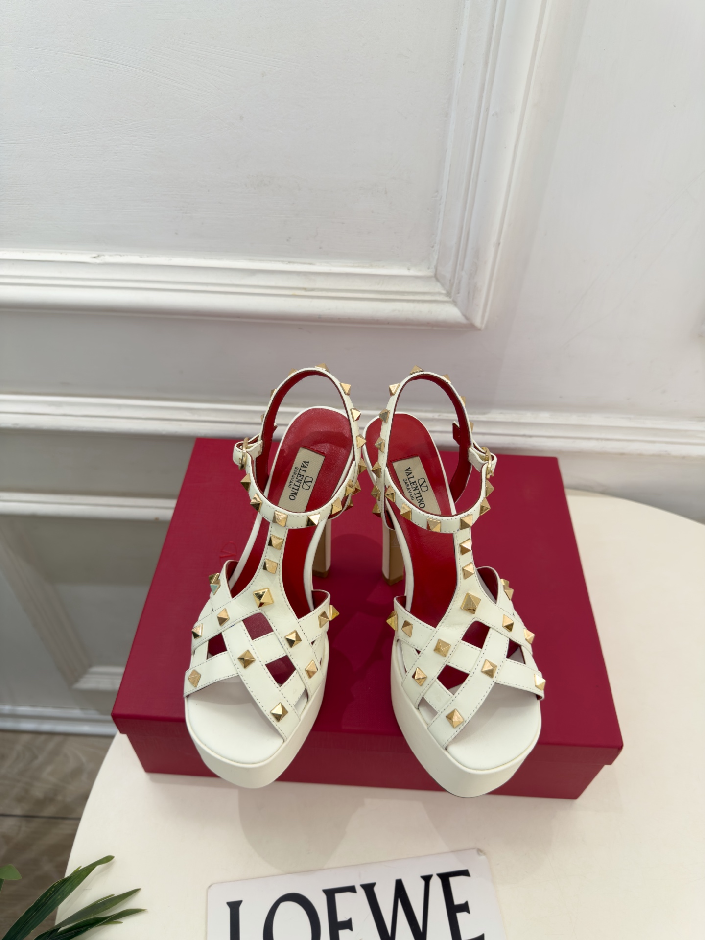 Valentino  华伦天奴 26𝐬𝐬 2026秋冬新品 VT鉚钉防水台高跟凉鞋 上新☑️ —————————————