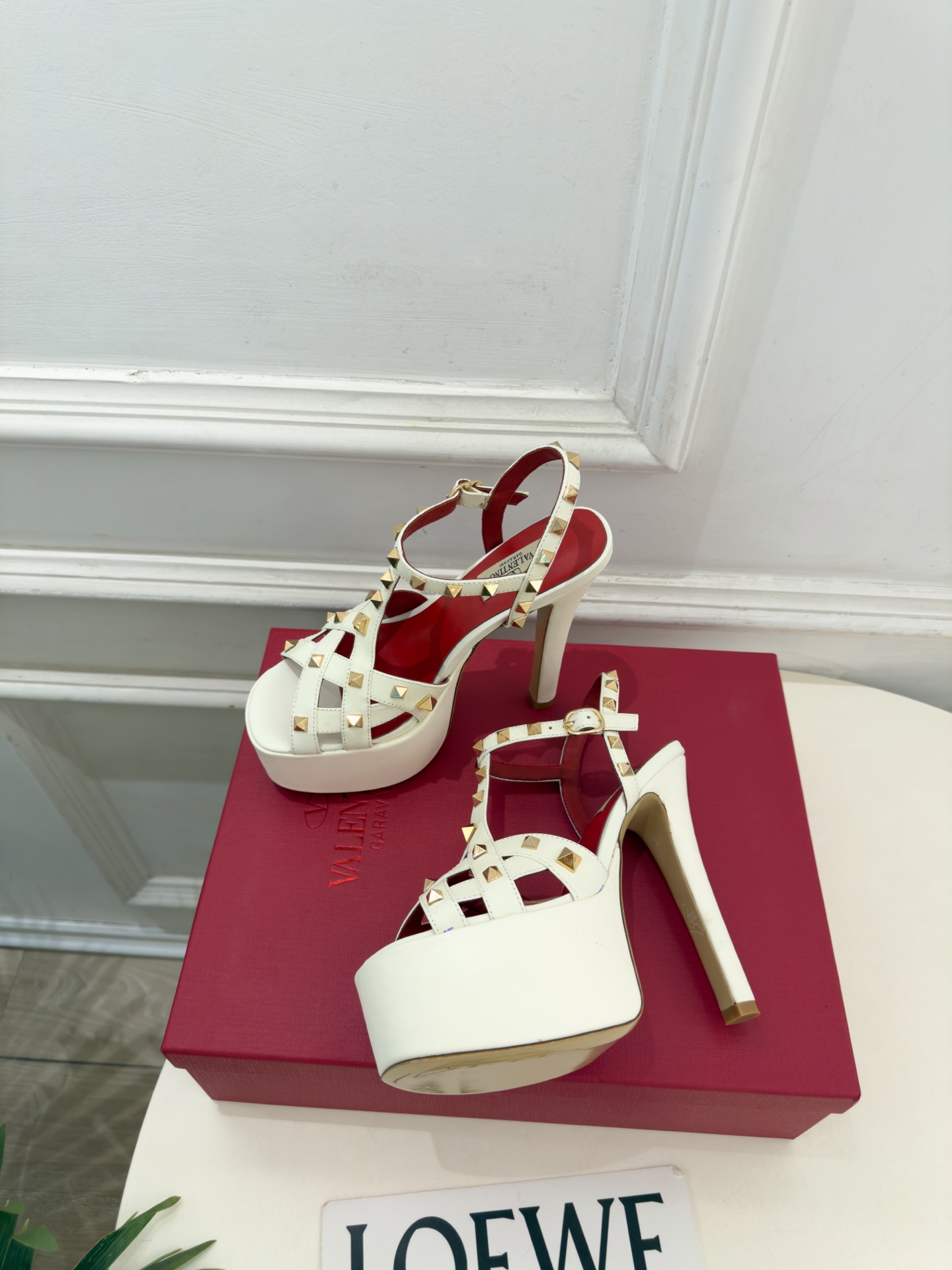 Valentino  华伦天奴 26𝐬𝐬 2026秋冬新品 VT鉚钉防水台高跟凉鞋 上新☑️ —————————————