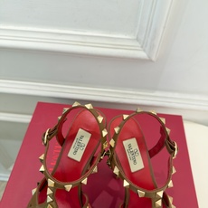 Valentino 华伦天奴 26𝐬𝐬 2026秋冬新品 VT鉚钉防水台高跟凉鞋 上新☑️ ————————————— Valentino 华伦天奴 26𝐬𝐬 2026秋冬新品 VT鉚钉防水台高跟凉鞋 上新☑️ —————————————