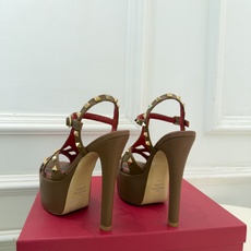 Valentino 华伦天奴 26𝐬𝐬 2026秋冬新品 VT鉚钉防水台高跟凉鞋 上新☑️ ————————————— Valentino 华伦天奴 26𝐬𝐬 2026秋冬新品 VT鉚钉防水台高跟凉鞋 上新☑️ —————————————