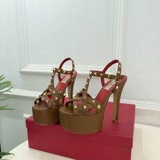 Valentino 华伦天奴 26𝐬𝐬 2026秋冬新品 VT鉚钉防水台高跟凉鞋 上新☑️ ————————————— Valentino 华伦天奴 26𝐬𝐬 2026秋冬新品 VT鉚钉防水台高跟凉鞋 上新☑️ —————————————
