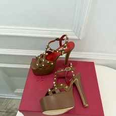 Valentino 华伦天奴 26𝐬𝐬 2026秋冬新品 VT鉚钉防水台高跟凉鞋 上新☑️ ————————————— Valentino 华伦天奴 26𝐬𝐬 2026秋冬新品 VT鉚钉防水台高跟凉鞋 上新☑️ —————————————