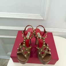 Valentino 华伦天奴 26𝐬𝐬 2026秋冬新品 VT鉚钉防水台高跟凉鞋 上新☑️ ————————————— Valentino 华伦天奴 26𝐬𝐬 2026秋冬新品 VT鉚钉防水台高跟凉鞋 上新☑️ —————————————