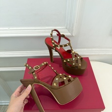 Valentino 华伦天奴 26𝐬𝐬 2026秋冬新品 VT鉚钉防水台高跟凉鞋 上新☑️ ————————————— Valentino 华伦天奴 26𝐬𝐬 2026秋冬新品 VT鉚钉防水台高跟凉鞋 上新☑️ —————————————