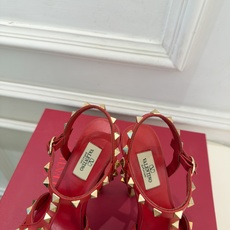 Valentino 华伦天奴 26𝐬𝐬 2026秋冬新品 VT鉚钉防水台高跟凉鞋 上新☑️ ————————————— Valentino 华伦天奴 26𝐬𝐬 2026秋冬新品 VT鉚钉防水台高跟凉鞋 上新☑️ —————————————