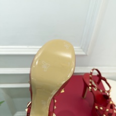 Valentino 华伦天奴 26𝐬𝐬 2026秋冬新品 VT鉚钉防水台高跟凉鞋 上新☑️ ————————————— Valentino 华伦天奴 26𝐬𝐬 2026秋冬新品 VT鉚钉防水台高跟凉鞋 上新☑️ —————————————