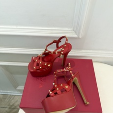 Valentino 华伦天奴 26𝐬𝐬 2026秋冬新品 VT鉚钉防水台高跟凉鞋 上新☑️ ————————————— Valentino 华伦天奴 26𝐬𝐬 2026秋冬新品 VT鉚钉防水台高跟凉鞋 上新☑️ —————————————