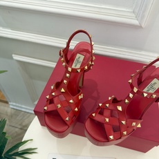 Valentino 华伦天奴 26𝐬𝐬 2026秋冬新品 VT鉚钉防水台高跟凉鞋 上新☑️ ————————————— Valentino 华伦天奴 26𝐬𝐬 2026秋冬新品 VT鉚钉防水台高跟凉鞋 上新☑️ —————————————