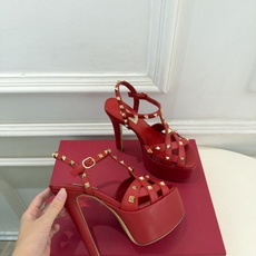 Valentino 华伦天奴 26𝐬𝐬 2026秋冬新品 VT鉚钉防水台高跟凉鞋 上新☑️ ————————————— Valentino 华伦天奴 26𝐬𝐬 2026秋冬新品 VT鉚钉防水台高跟凉鞋 上新☑️ —————————————