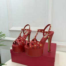 Valentino 华伦天奴 26𝐬𝐬 2026秋冬新品 VT鉚钉防水台高跟凉鞋 上新☑️ ————————————— Valentino 华伦天奴 26𝐬𝐬 2026秋冬新品 VT鉚钉防水台高跟凉鞋 上新☑️ —————————————