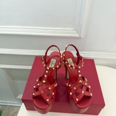 Valentino 华伦天奴 26𝐬𝐬 2026秋冬新品 VT鉚钉防水台高跟凉鞋 上新☑️ ————————————— Valentino 华伦天奴 26𝐬𝐬 2026秋冬新品 VT鉚钉防水台高跟凉鞋 上新☑️ —————————————
