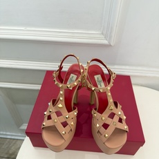 Valentino 华伦天奴 26𝐬𝐬 2026秋冬新品 VT鉚钉防水台高跟凉鞋 上新☑️ ————————————— Valentino 华伦天奴 26𝐬𝐬 2026秋冬新品 VT鉚钉防水台高跟凉鞋 上新☑️ —————————————