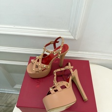 Valentino 华伦天奴 26𝐬𝐬 2026秋冬新品 VT鉚钉防水台高跟凉鞋 上新☑️ ————————————— Valentino 华伦天奴 26𝐬𝐬 2026秋冬新品 VT鉚钉防水台高跟凉鞋 上新☑️ —————————————