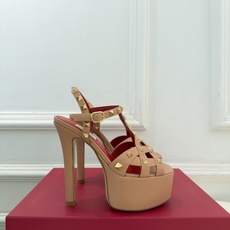 Valentino 华伦天奴 26𝐬𝐬 2026秋冬新品 VT鉚钉防水台高跟凉鞋 上新☑️ ————————————— Valentino 华伦天奴 26𝐬𝐬 2026秋冬新品 VT鉚钉防水台高跟凉鞋 上新☑️ —————————————
