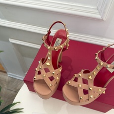 Valentino 华伦天奴 26𝐬𝐬 2026秋冬新品 VT鉚钉防水台高跟凉鞋 上新☑️ ————————————— Valentino 华伦天奴 26𝐬𝐬 2026秋冬新品 VT鉚钉防水台高跟凉鞋 上新☑️ —————————————