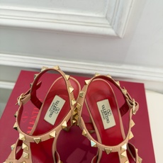 Valentino 华伦天奴 26𝐬𝐬 2026秋冬新品 VT鉚钉防水台高跟凉鞋 上新☑️ ————————————— Valentino 华伦天奴 26𝐬𝐬 2026秋冬新品 VT鉚钉防水台高跟凉鞋 上新☑️ —————————————