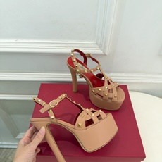 Valentino 华伦天奴 26𝐬𝐬 2026秋冬新品 VT鉚钉防水台高跟凉鞋 上新☑️ ————————————— Valentino 华伦天奴 26𝐬𝐬 2026秋冬新品 VT鉚钉防水台高跟凉鞋 上新☑️ —————————————