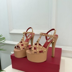 Valentino 华伦天奴 26𝐬𝐬 2026秋冬新品 VT鉚钉防水台高跟凉鞋 上新☑️ ————————————— Valentino 华伦天奴 26𝐬𝐬 2026秋冬新品 VT鉚钉防水台高跟凉鞋 上新☑️ —————————————