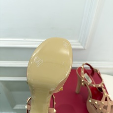 Valentino 华伦天奴 26𝐬𝐬 2026秋冬新品 VT鉚钉防水台高跟凉鞋 上新☑️ ————————————— Valentino 华伦天奴 26𝐬𝐬 2026秋冬新品 VT鉚钉防水台高跟凉鞋 上新☑️ —————————————