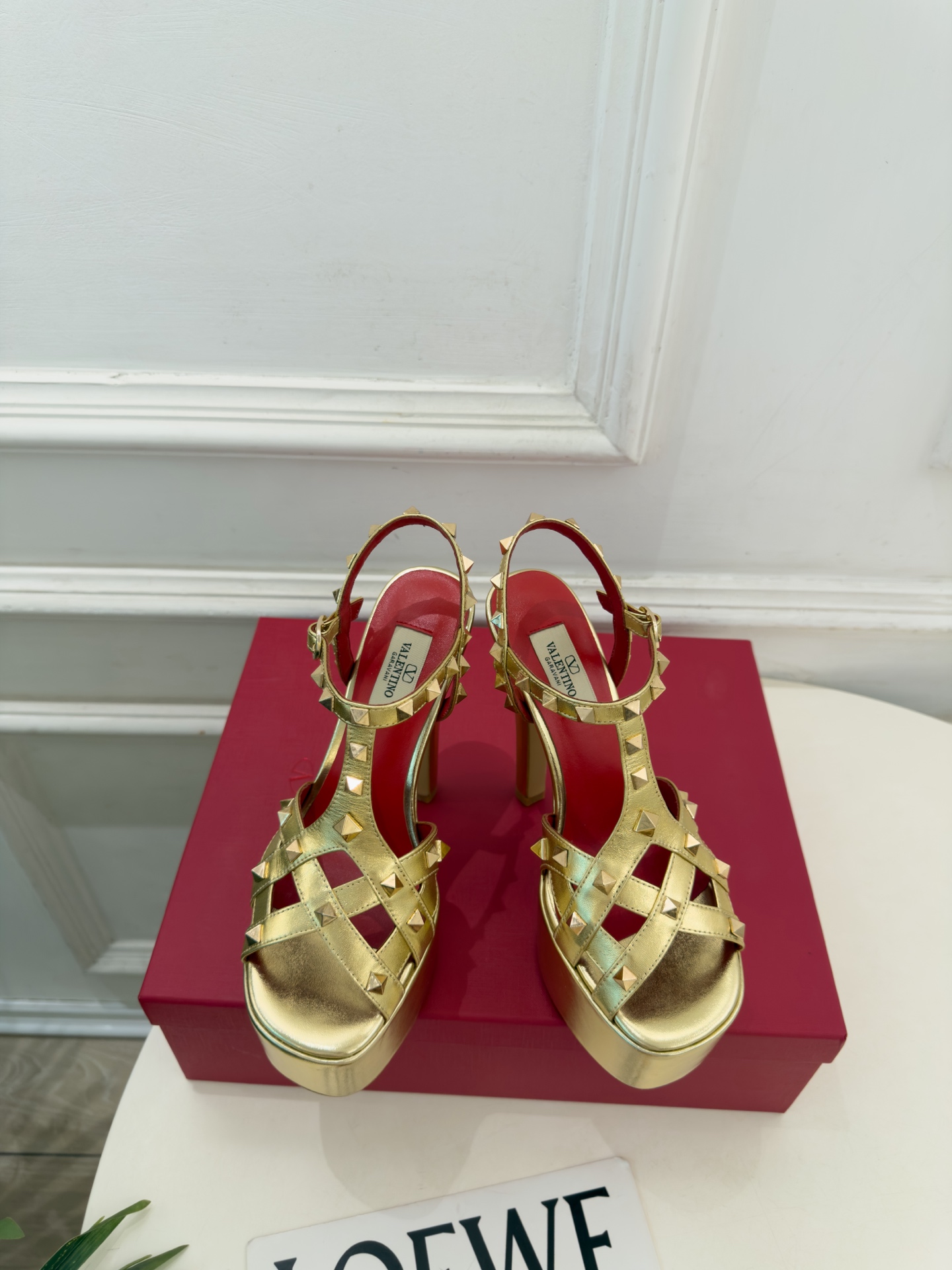 Valentino 华伦天奴 26𝐬𝐬 2026秋冬新品 VT鉚钉防水台高跟凉鞋 上新☑️ ————————————— Valentino 华伦天奴 26𝐬𝐬 2026秋冬新品 VT鉚钉防水台高跟凉鞋 上新☑️ —————————————