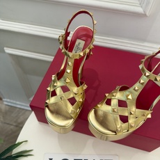 Valentino 华伦天奴 26𝐬𝐬 2026秋冬新品 VT鉚钉防水台高跟凉鞋 上新☑️ ————————————— Valentino 华伦天奴 26𝐬𝐬 2026秋冬新品 VT鉚钉防水台高跟凉鞋 上新☑️ —————————————
