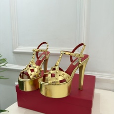 Valentino 华伦天奴 26𝐬𝐬 2026秋冬新品 VT鉚钉防水台高跟凉鞋 上新☑️ ————————————— Valentino 华伦天奴 26𝐬𝐬 2026秋冬新品 VT鉚钉防水台高跟凉鞋 上新☑️ —————————————