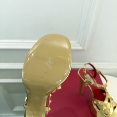 Valentino 华伦天奴 26𝐬𝐬 2026秋冬新品 VT鉚钉防水台高跟凉鞋 上新☑️ ————————————— Valentino 华伦天奴 26𝐬𝐬 2026秋冬新品 VT鉚钉防水台高跟凉鞋 上新☑️ —————————————