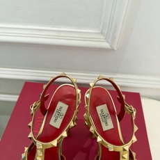 Valentino 华伦天奴 26𝐬𝐬 2026秋冬新品 VT鉚钉防水台高跟凉鞋 上新☑️ ————————————— Valentino 华伦天奴 26𝐬𝐬 2026秋冬新品 VT鉚钉防水台高跟凉鞋 上新☑️ —————————————