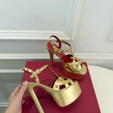 Valentino 华伦天奴 26𝐬𝐬 2026秋冬新品 VT鉚钉防水台高跟凉鞋 上新☑️ ————————————— Valentino 华伦天奴 26𝐬𝐬 2026秋冬新品 VT鉚钉防水台高跟凉鞋 上新☑️ —————————————