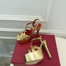 Valentino 华伦天奴 26𝐬𝐬 2026秋冬新品 VT鉚钉防水台高跟凉鞋 上新☑️ ————————————— Valentino 华伦天奴 26𝐬𝐬 2026秋冬新品 VT鉚钉防水台高跟凉鞋 上新☑️ —————————————