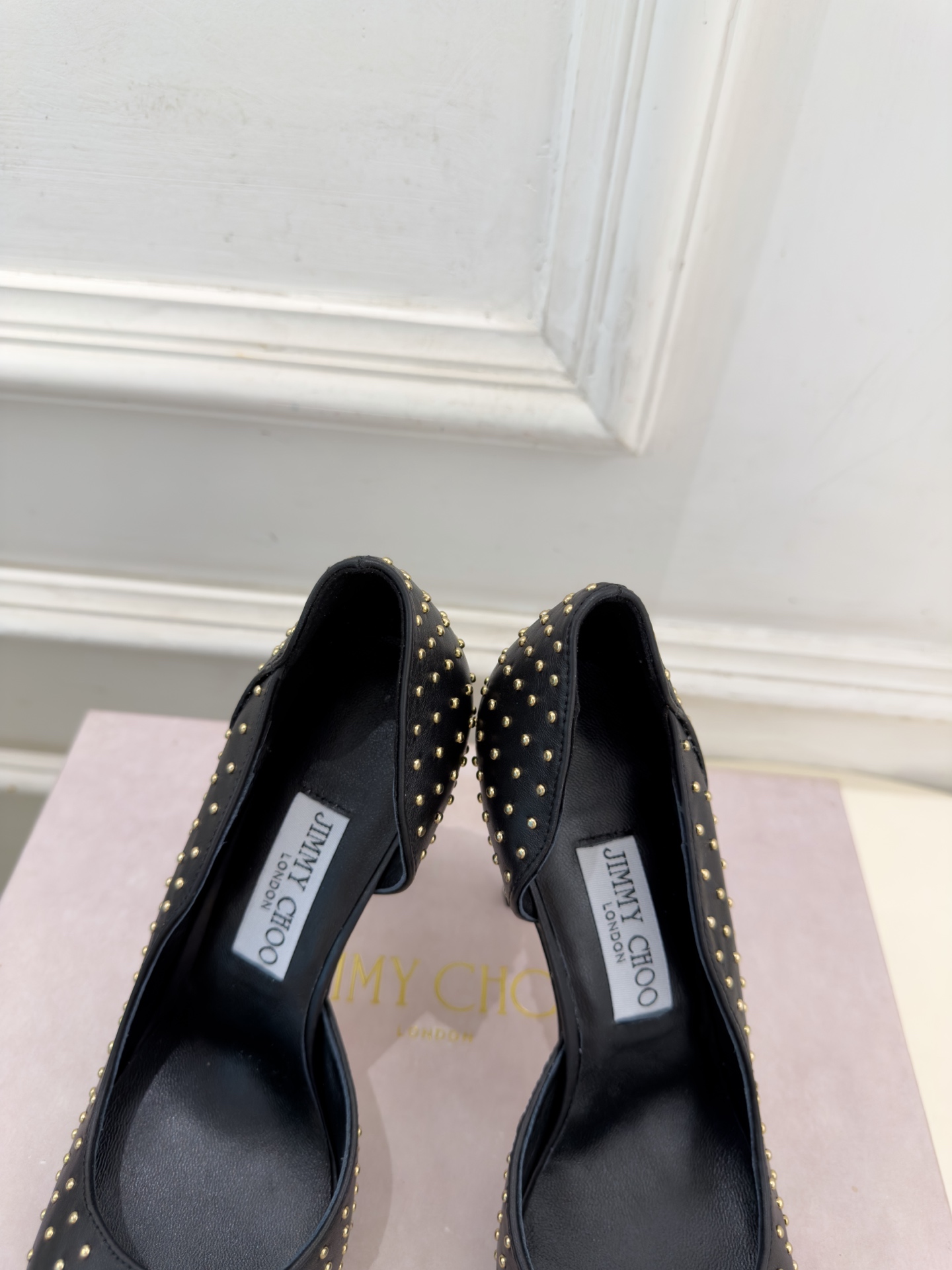 JimmyChoo 吉米周 26𝐬𝐬 ———      ✨ 2026秋冬新品 专柜最新 JC尖头鉚钉内空高跟鞋  BS名