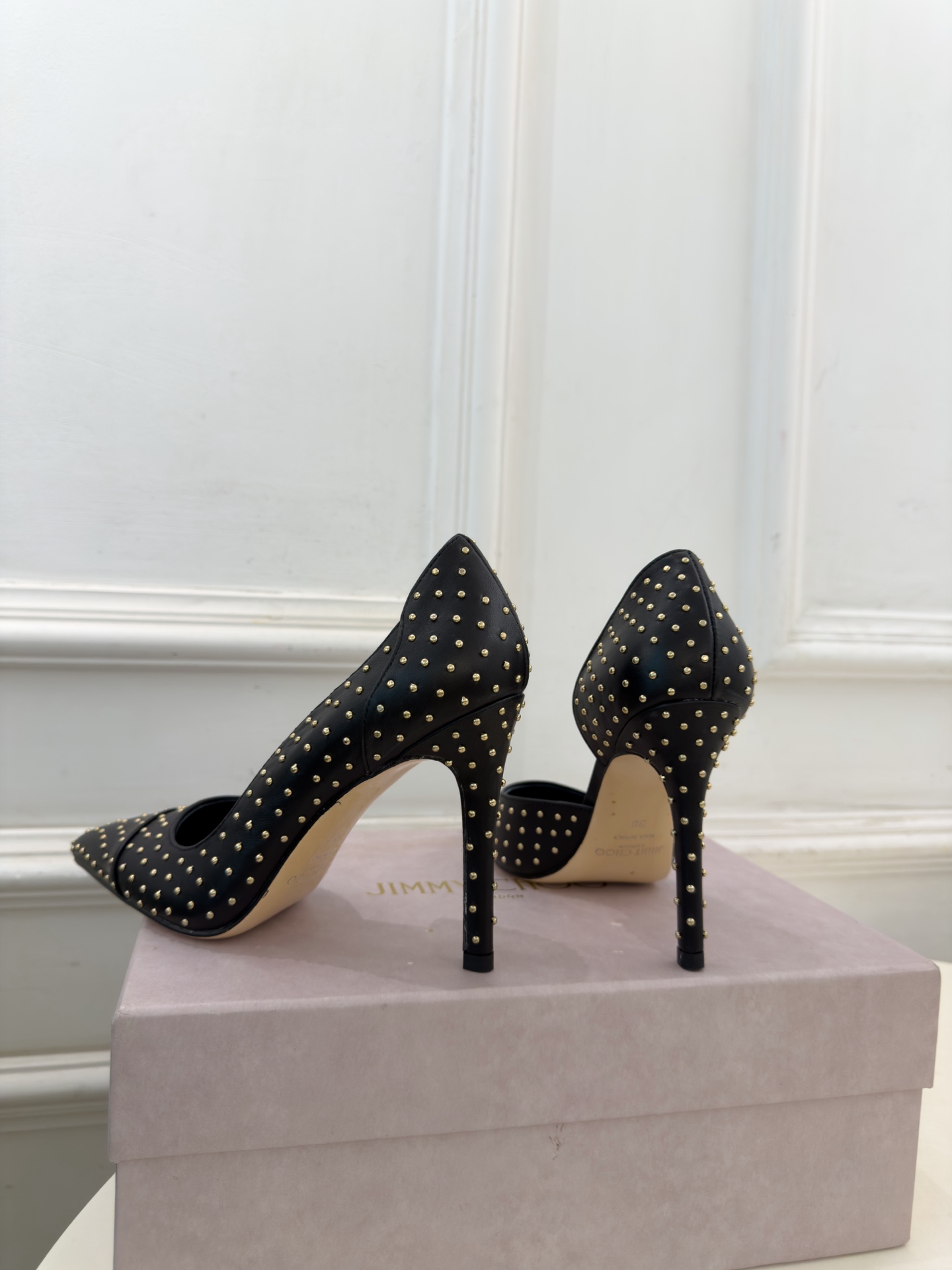 JimmyChoo 吉米周 26𝐬𝐬 ———      ✨ 2026秋冬新品 专柜最新 JC尖头鉚钉内空高跟鞋  BS名