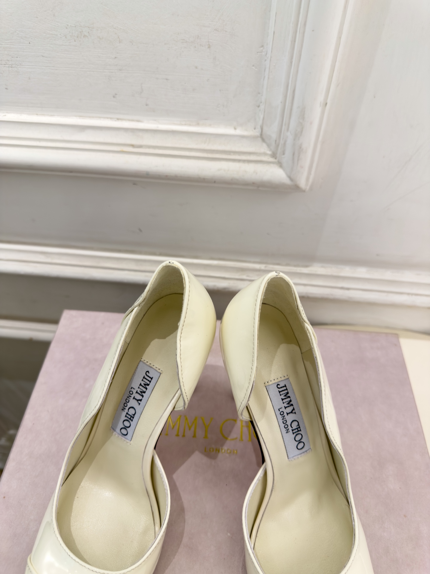 JimmyChoo 吉米周 26𝐬𝐬 ———      ✨ 2026秋冬新品 专柜最新 JC漆皮尖头内空高跟鞋  BS名