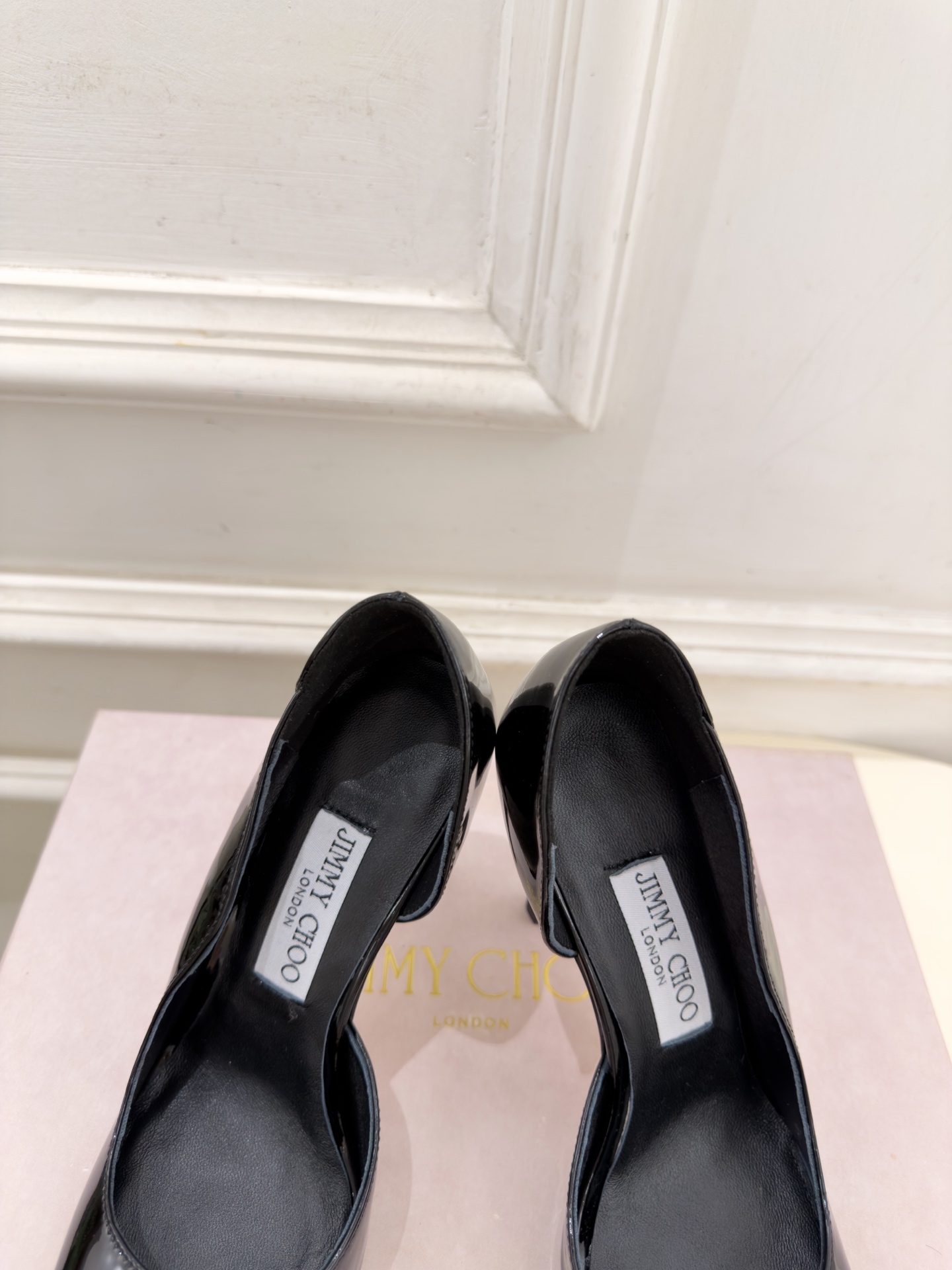 JimmyChoo 吉米周 26𝐬𝐬 ———      ✨ 2026秋冬新品 专柜最新 JC漆皮尖头内空高跟鞋  BS名