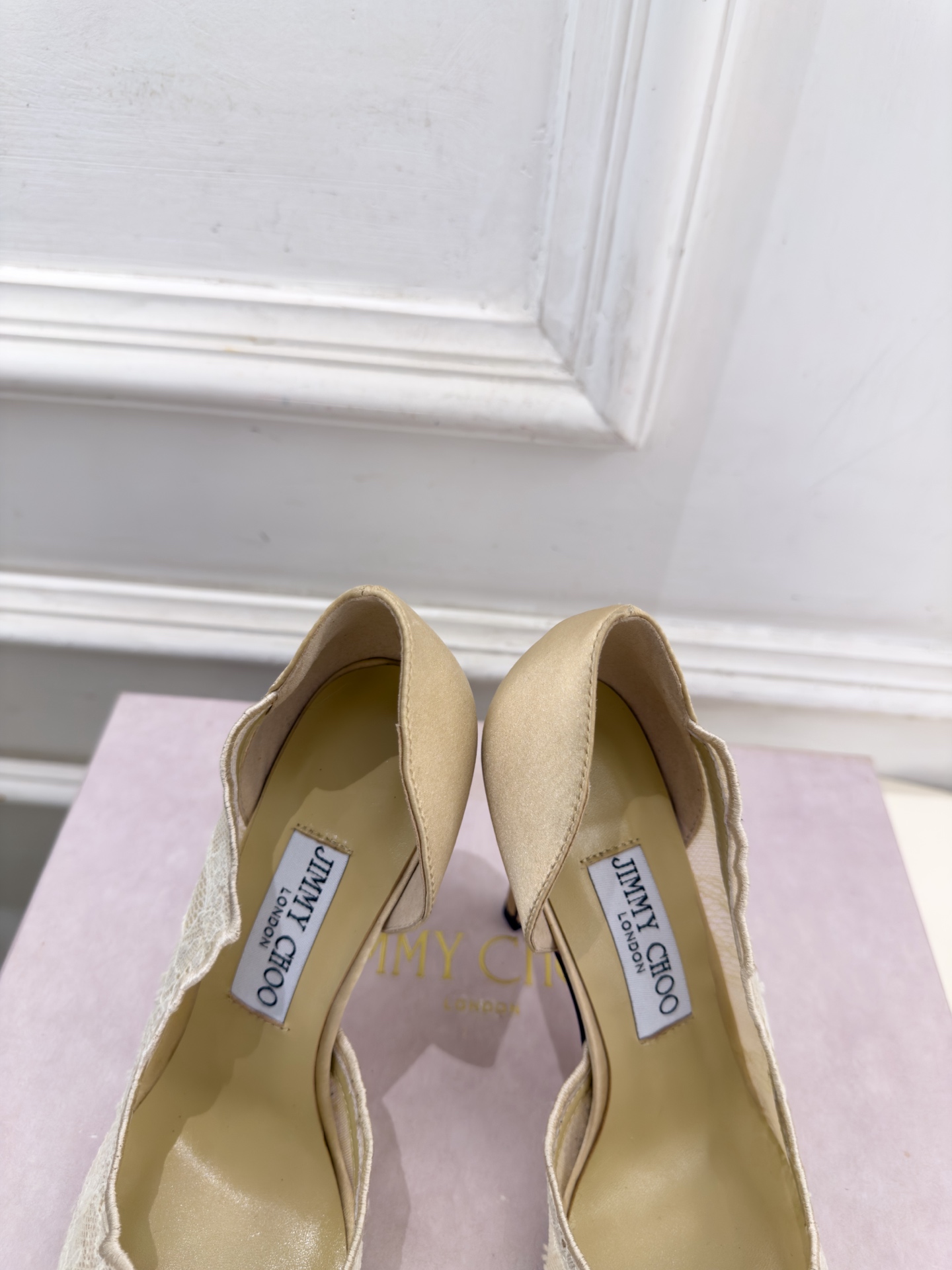 JimmyChoo 吉米周 26𝐬𝐬 ———      ✨ 2026秋冬新品 专柜最新JC尖头蕾丝缎面内空高跟鞋  BS
