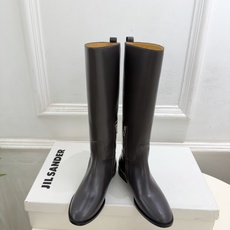 Jil Sander(吉尔·桑达)2026 秋冬新品 JD极简复古内拉链骑士长靴———————— JS作为这两年最受欢迎 Jil Sander(吉尔·桑达)2026 秋冬新品 JD极简复古内拉链骑士长靴———————— JS作为这两年最受欢迎