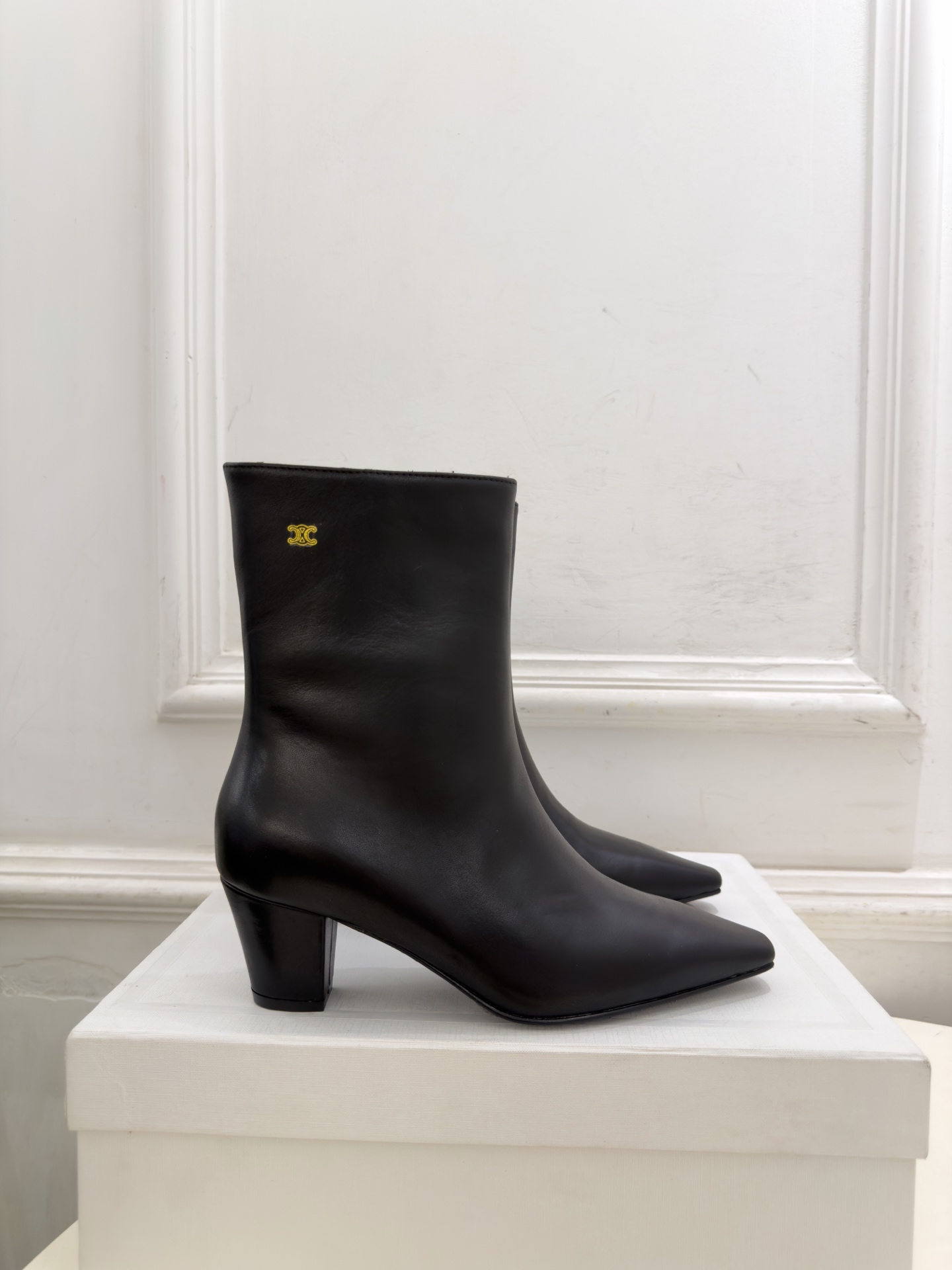 CELINE  | 赛琳  26𝐬𝐬  💛2026秋冬新品 凯旋门小方头粗跟短靴 上新！ 🔜BS 这一季的赛琳真的是开了