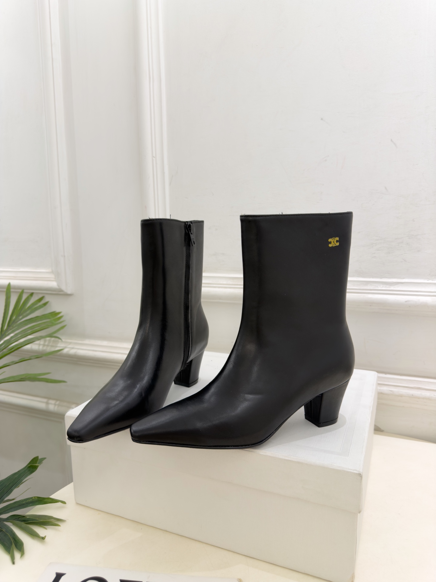 CELINE  | 赛琳  26𝐬𝐬  💛2026秋冬新品 凯旋门小方头粗跟短靴 上新！ 🔜BS 这一季的赛琳真的是开了