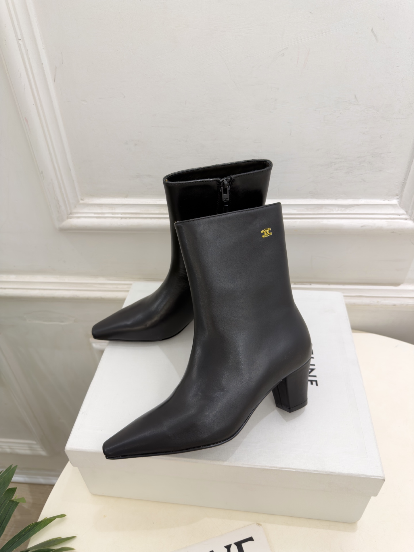 CELINE  | 赛琳  26𝐬𝐬  💛2026秋冬新品 凯旋门小方头粗跟短靴 上新！ 🔜BS 这一季的赛琳真的是开了
