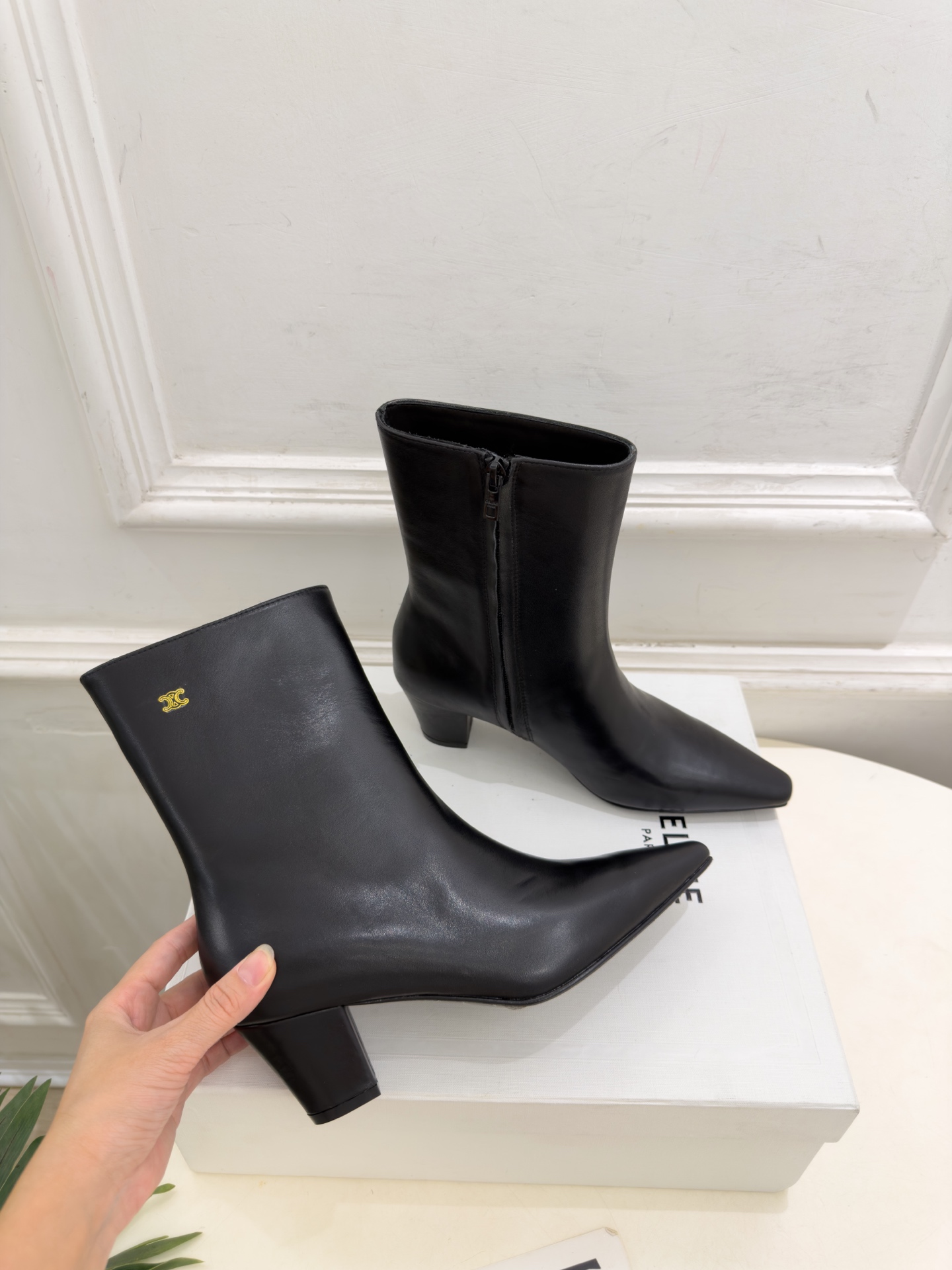 CELINE  | 赛琳  26𝐬𝐬  💛2026秋冬新品 凯旋门小方头粗跟短靴 上新！ 🔜BS 这一季的赛琳真的是开了