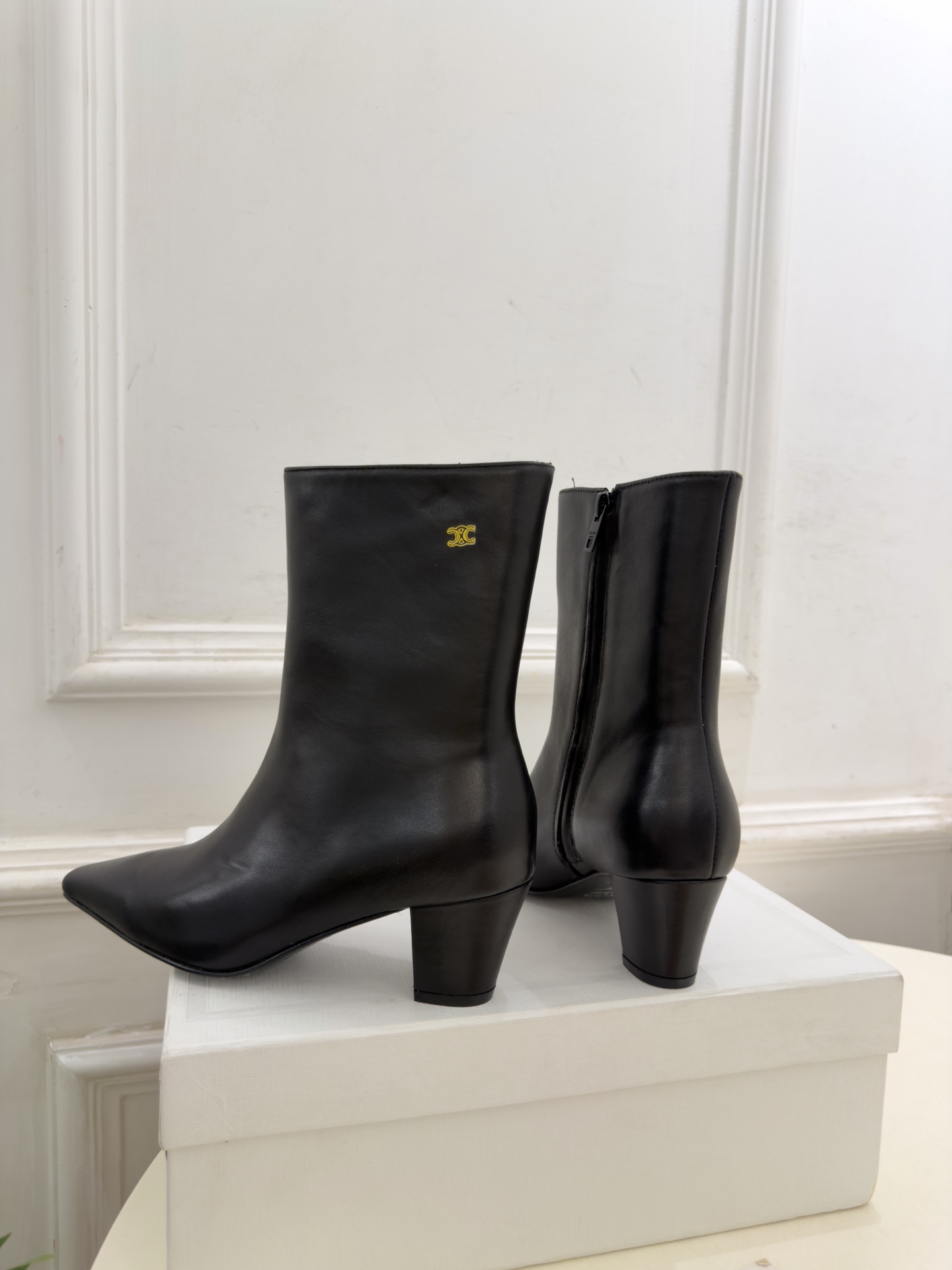 CELINE  | 赛琳  26𝐬𝐬  💛2026秋冬新品 凯旋门小方头粗跟短靴 上新！ 🔜BS 这一季的赛琳真的是开了