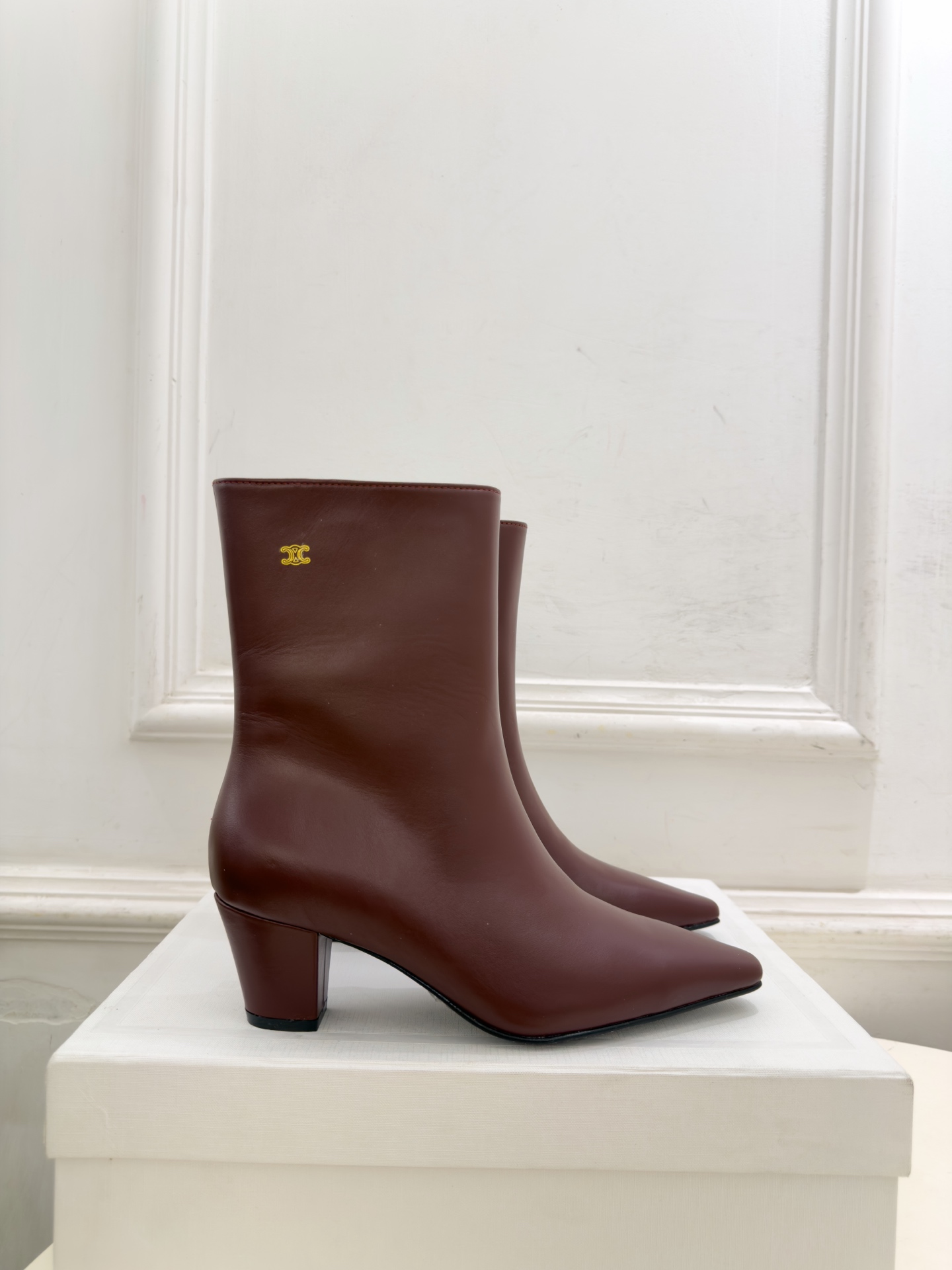 CELINE  | 赛琳  26𝐬𝐬  💛2026秋冬新品 凯旋门小方头粗跟短靴 上新！ 🔜BS 这一季的赛琳真的是开了