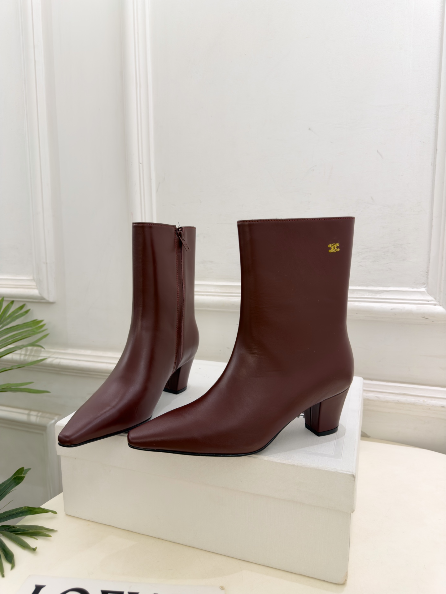 CELINE  | 赛琳  26𝐬𝐬  💛2026秋冬新品 凯旋门小方头粗跟短靴 上新！ 🔜BS 这一季的赛琳真的是开了
