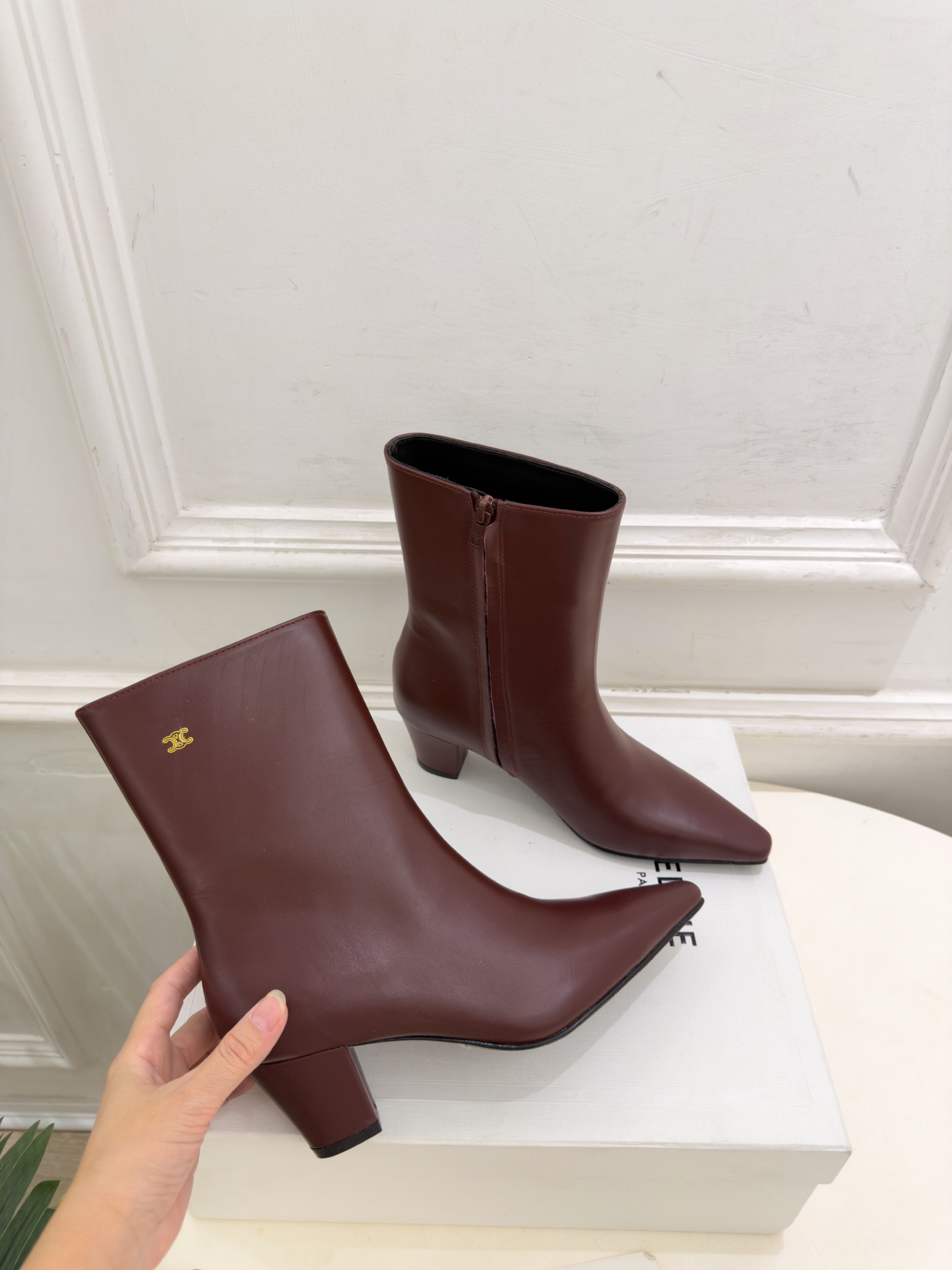 CELINE  | 赛琳  26𝐬𝐬  💛2026秋冬新品 凯旋门小方头粗跟短靴 上新！ 🔜BS 这一季的赛琳真的是开了