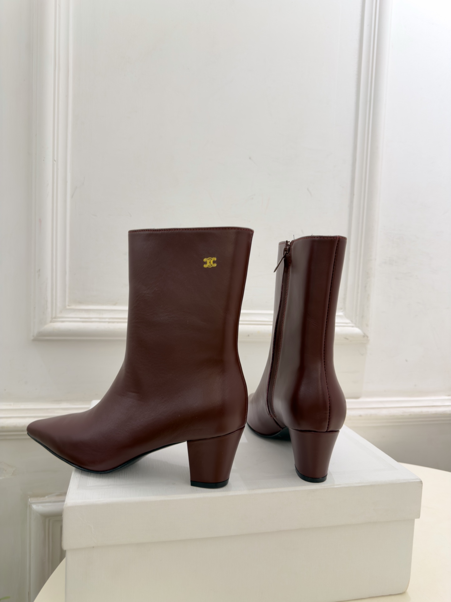 CELINE  | 赛琳  26𝐬𝐬  💛2026秋冬新品 凯旋门小方头粗跟短靴 上新！ 🔜BS 这一季的赛琳真的是开了