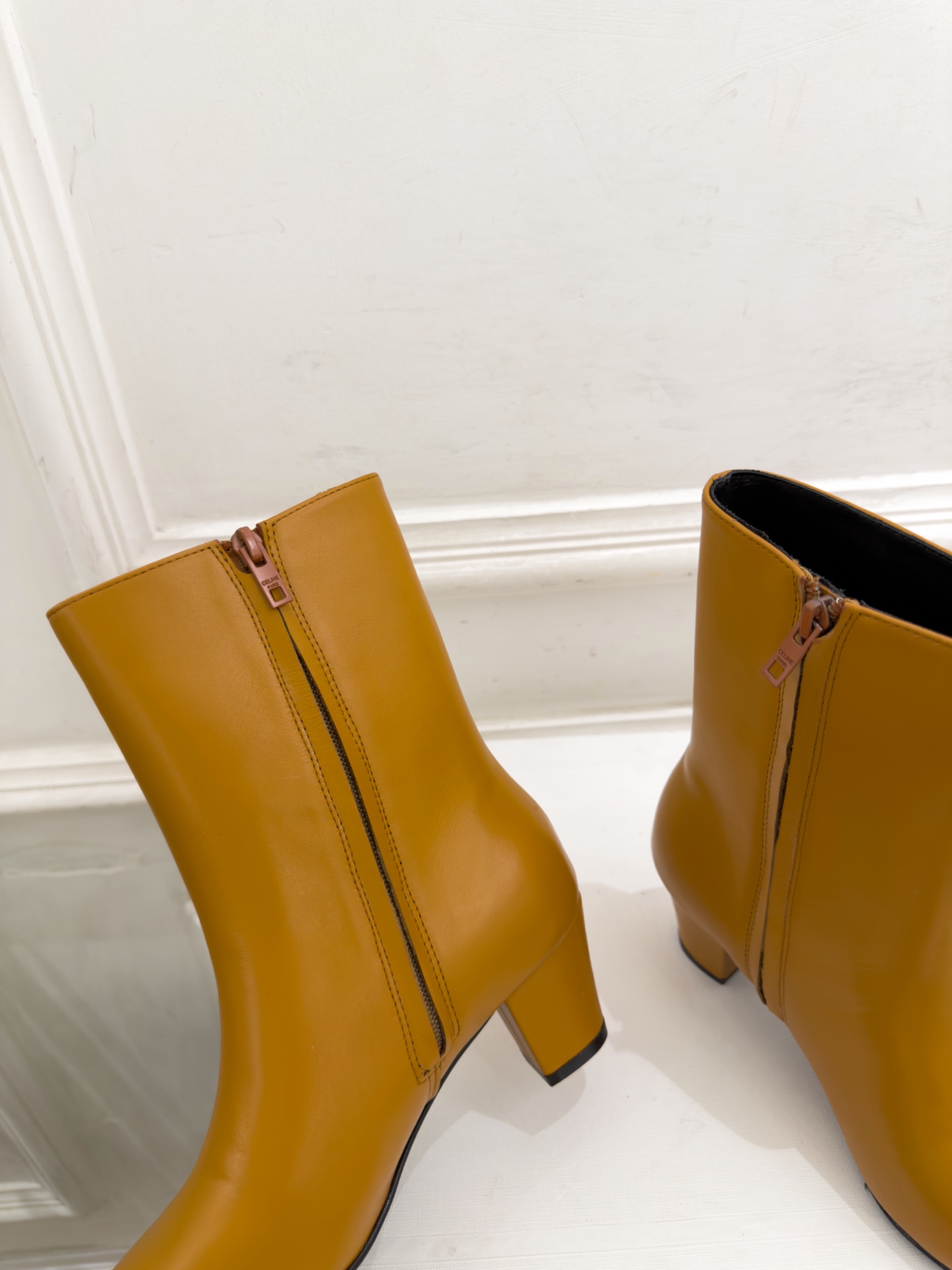 CELINE | 赛琳 26𝐬𝐬 💛2026秋冬新品 凯旋门小方头粗跟短靴 上新! 🔜BS 这一季的赛琳真的是开了 CELINE | 赛琳 26𝐬𝐬 💛2026秋冬新品 凯旋门小方头粗跟短靴 上新! 🔜BS 这一季的赛琳真的是开了